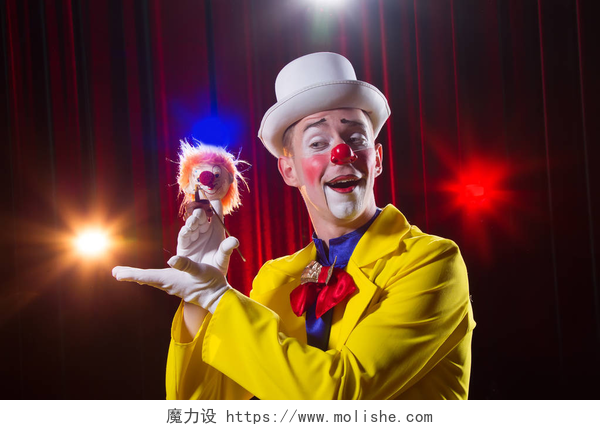 马戏团舞台上的小丑表演马戏团小丑表演数字。穿着小丑装的男人，有玩具